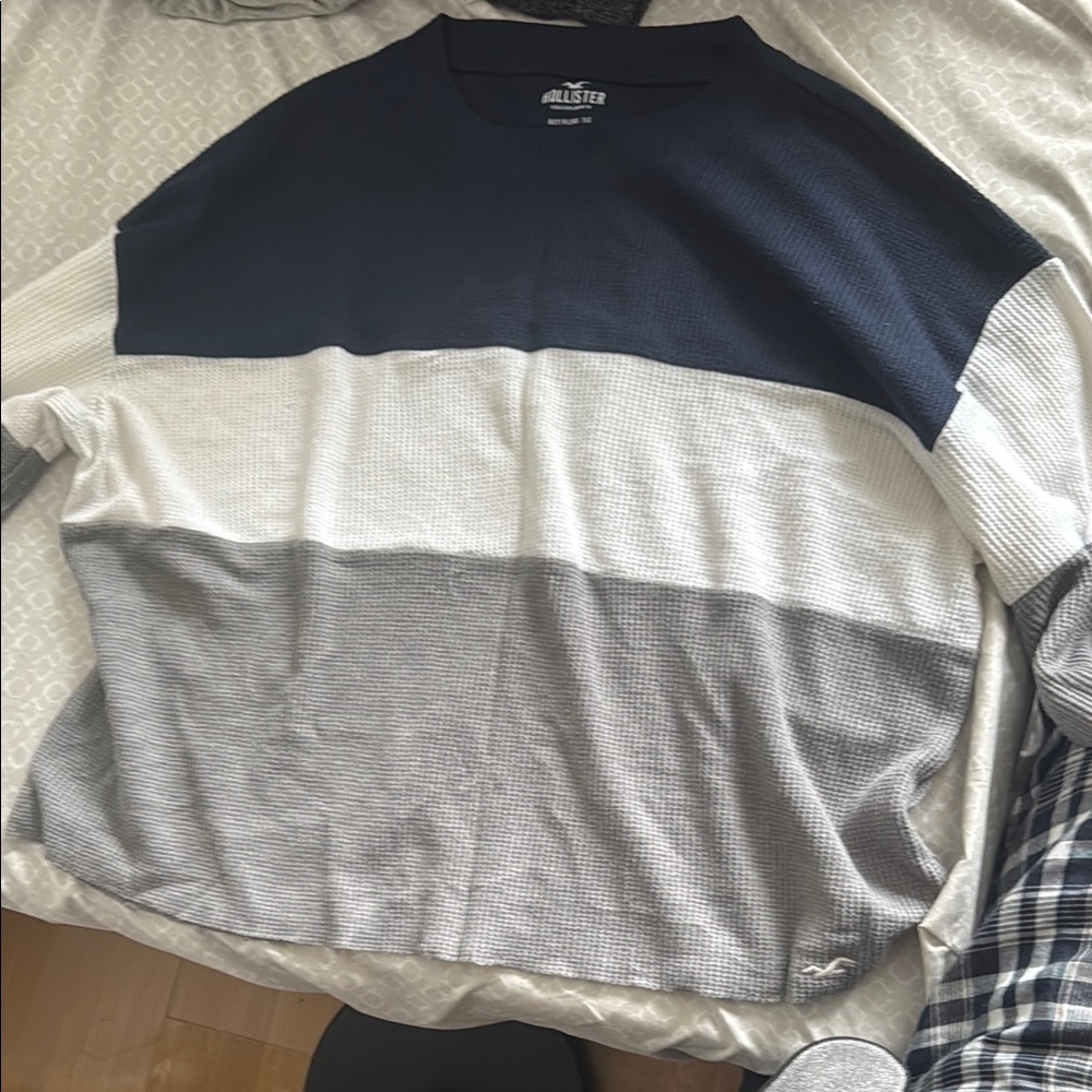 Hollister Women’s Navy and Gray Boyfriend Tee